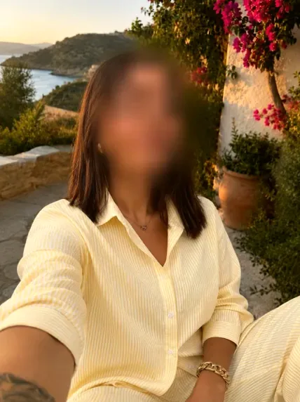 Simone, 23